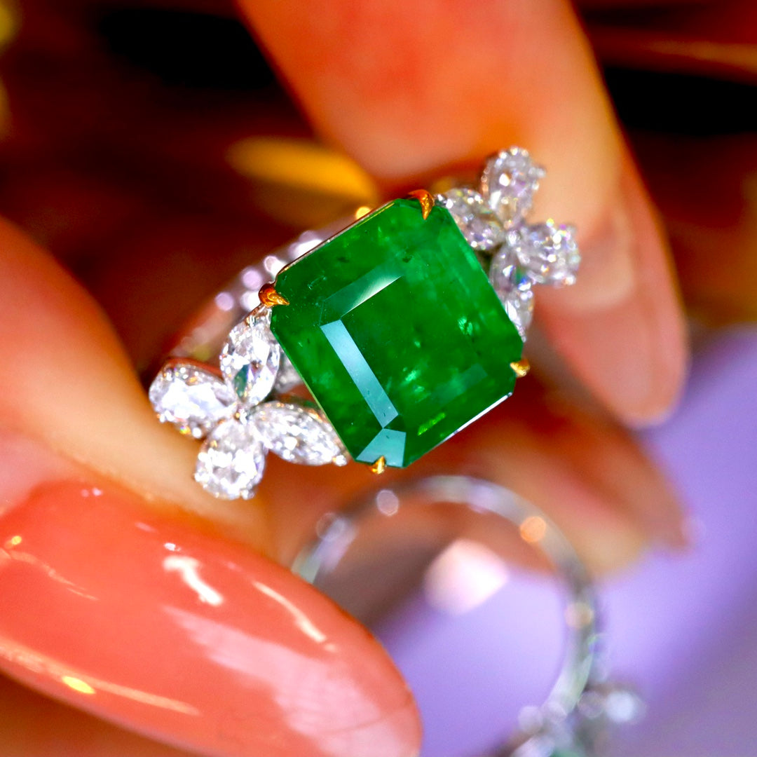Elegant och diskret naturlig smaragdring i 18K guld med diamanter - fina smycken