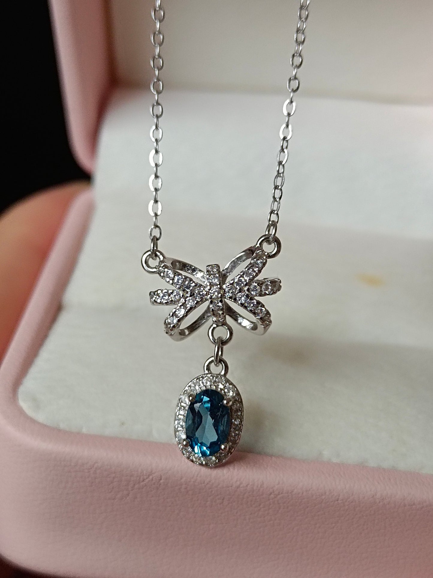 London Blue Topaz Bowknot Halskjede - Minimalistisk Sterling Sølv smykker