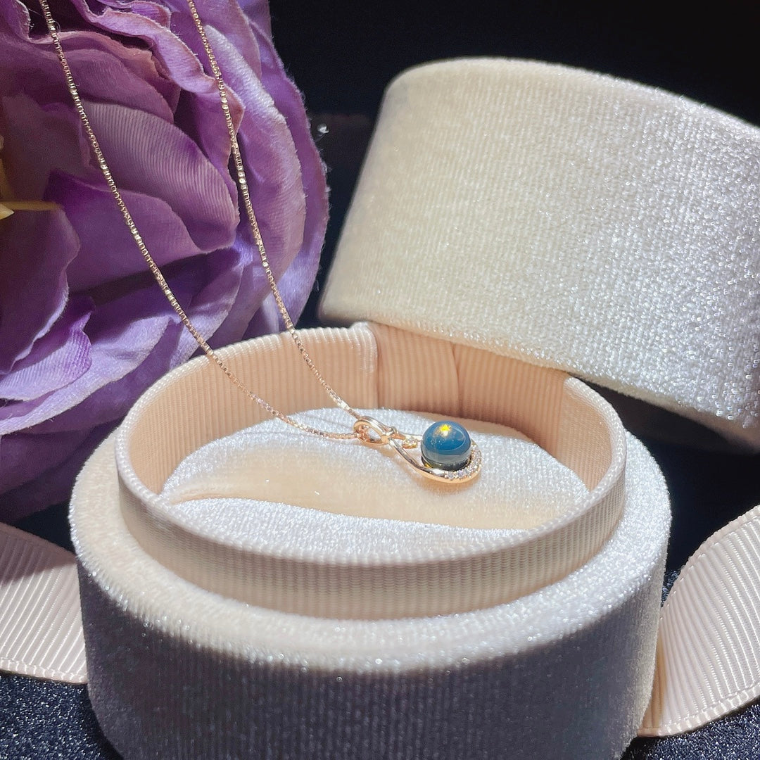 Nouveauté : Pendentif en ambre bleu dominicain incrusté d'or 18 carats - Bijoux exquis