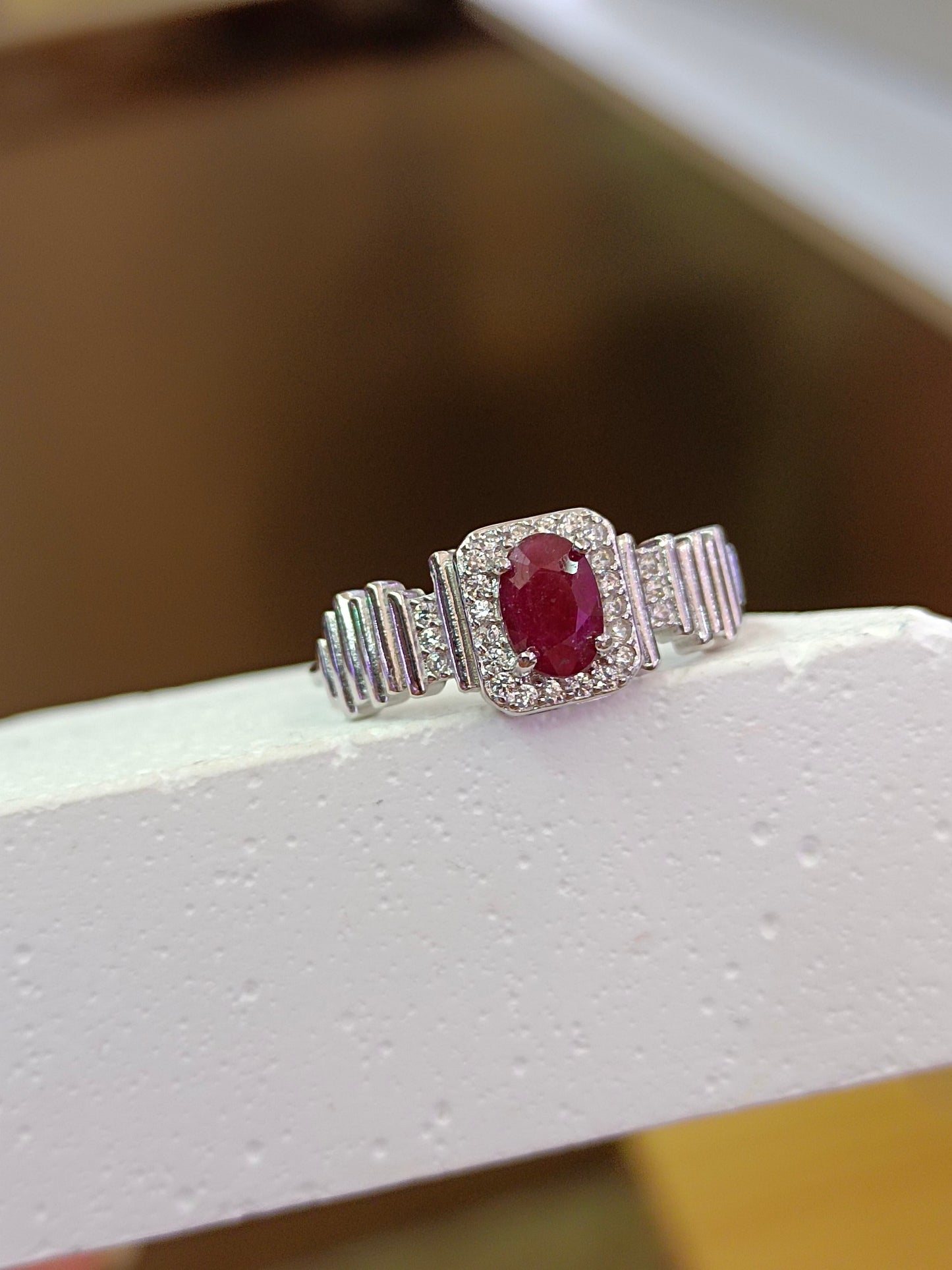 Elegante anello incastonato con rubino in argento S925 - pezzo di gioielleria unico