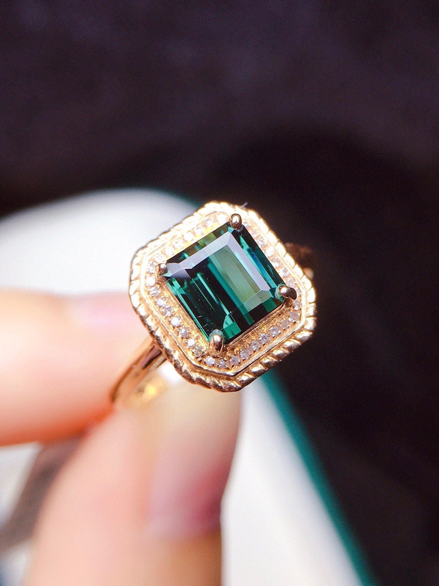 Anillo de Turmalina Natural - Exquisita Joyería de Oro y Diamantes de 18k