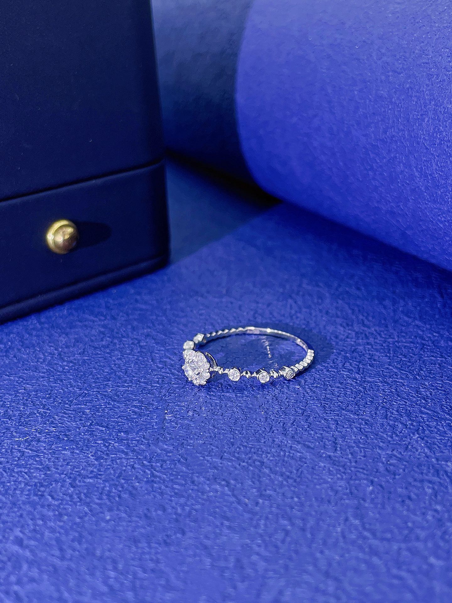 Anillo de burbuja con cuentas de perlas cultivadas de 18 quilates: pieza de joyería exquisita