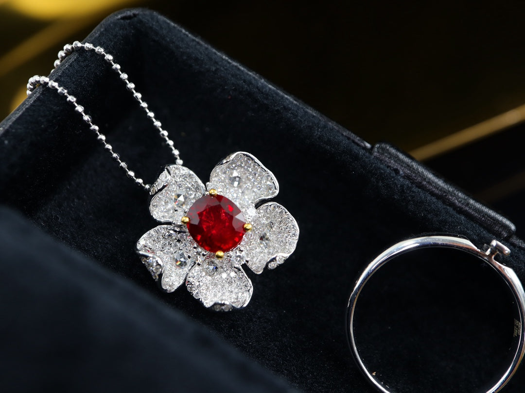 Taubenblut-Rubin-Anhänger/Ring mit doppeltem Verwendungszweck – Blumenmuster mit Volldiamanten