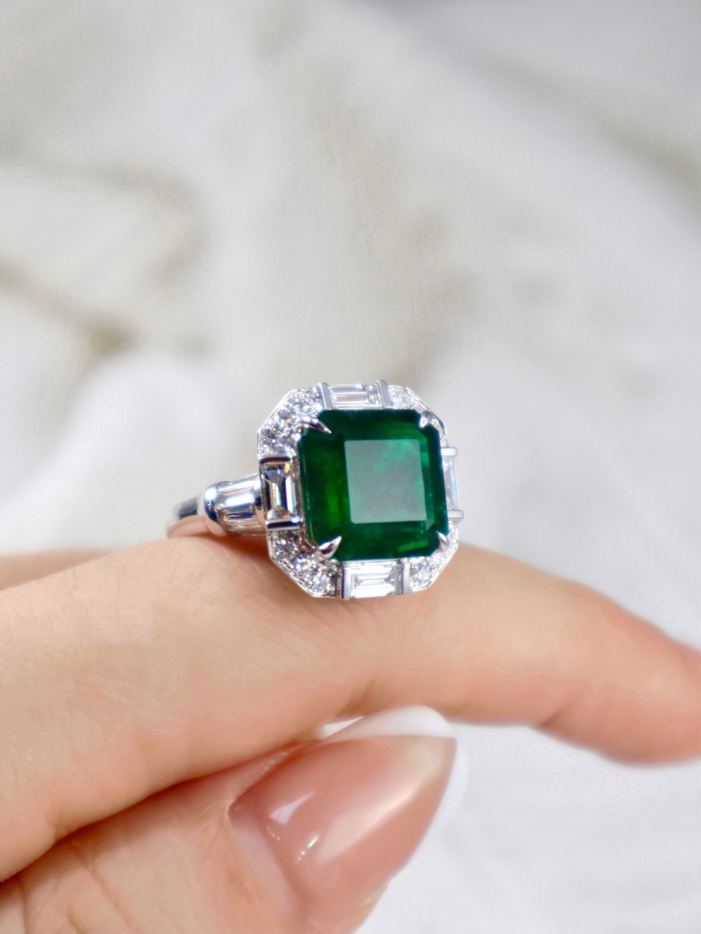 Emerald Ring - Luxurious Jewelry Piece with Exceptional Design