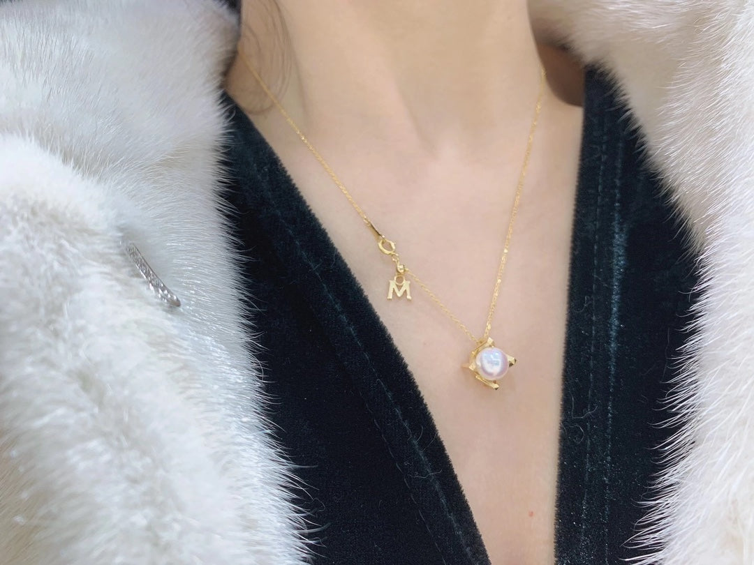 M-stijl 18K vergulde sieraden met verstelbare M-vormige sluiting en glanzende Akoya-parels