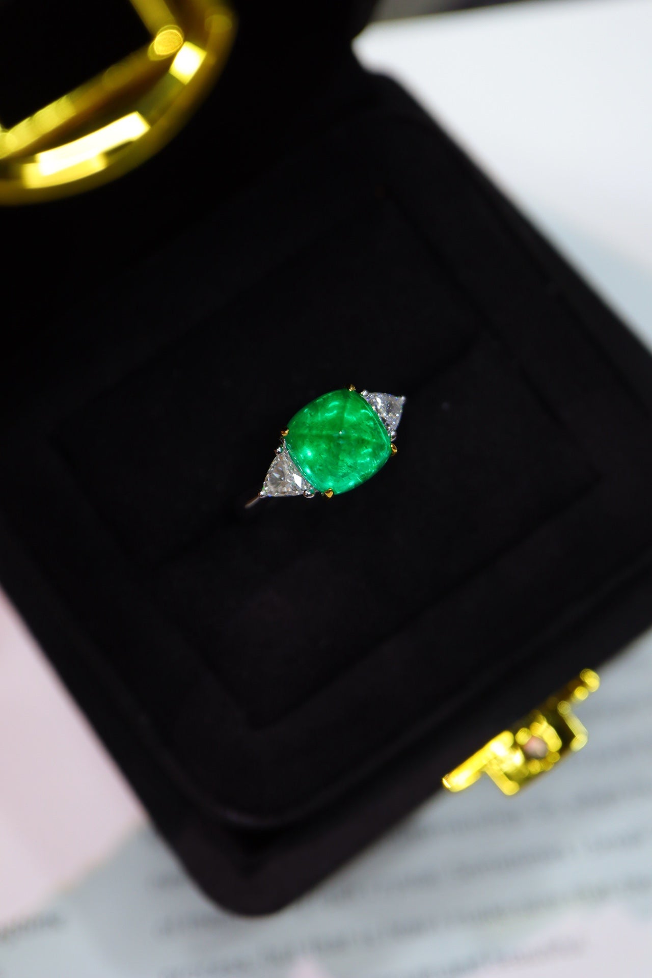 祖母绿 Sugarloaf 戒指 - 简约三石 Jewelry Marvel