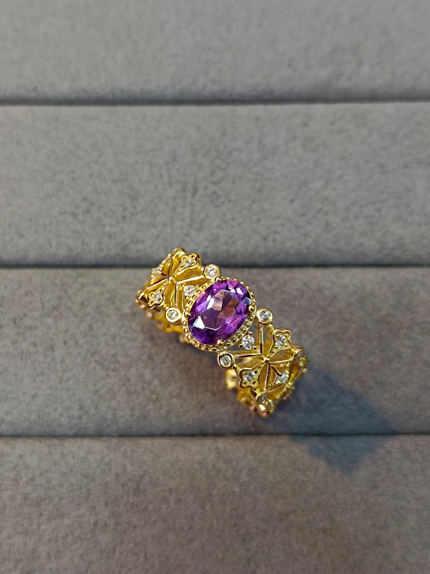 Anello in argento sterling S925 con ametista viola incorporata e tecnica in oro 18 carati - Design di gioiello unico