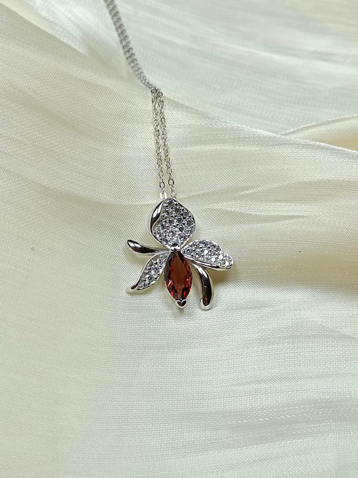 Eleganti gioielli con ciondolo in argento sterling S925 con granato e giglio