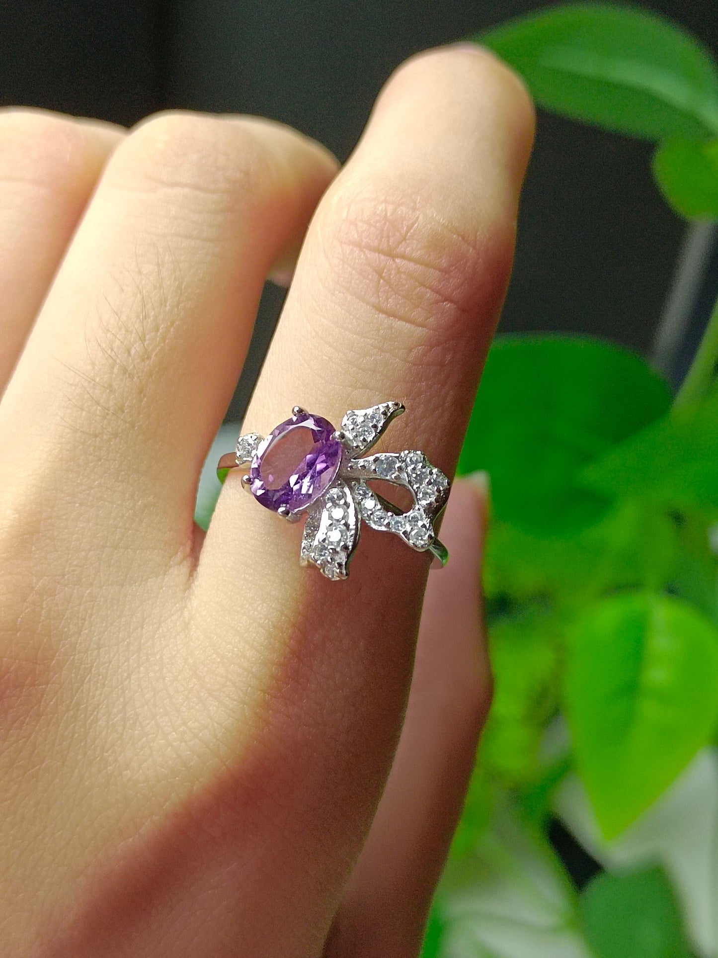 Anello con ametista naturale: gioielli squisiti per dita eleganti