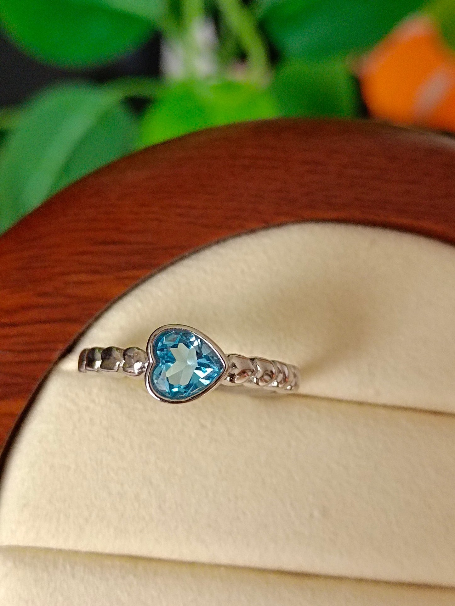 Anello a cuore con topazio naturale: un gioiello abbagliante