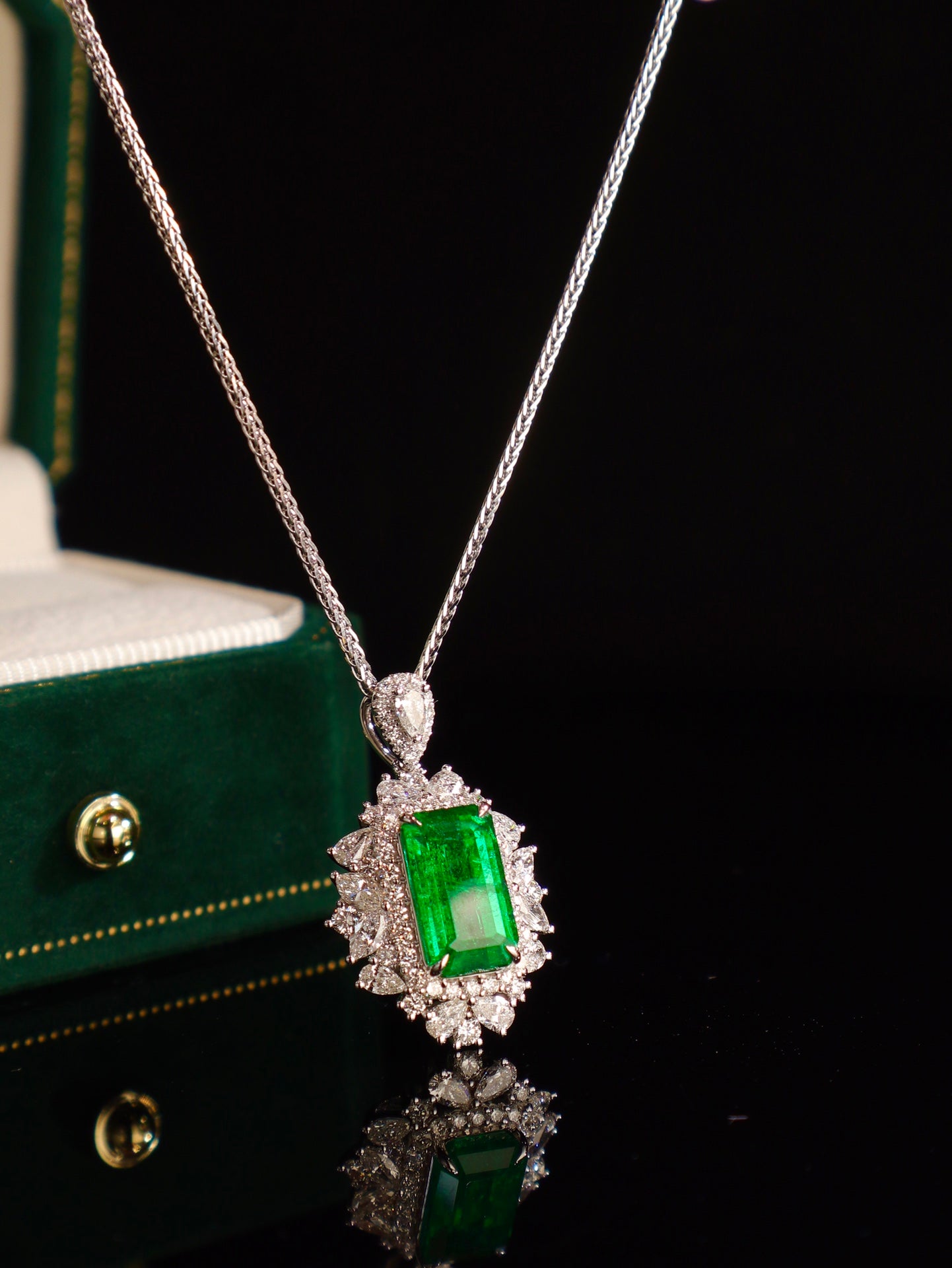 Barang Kemas Loket Zamrud - Zamrud 3.43ct Mewah dengan Hiasan Berlian