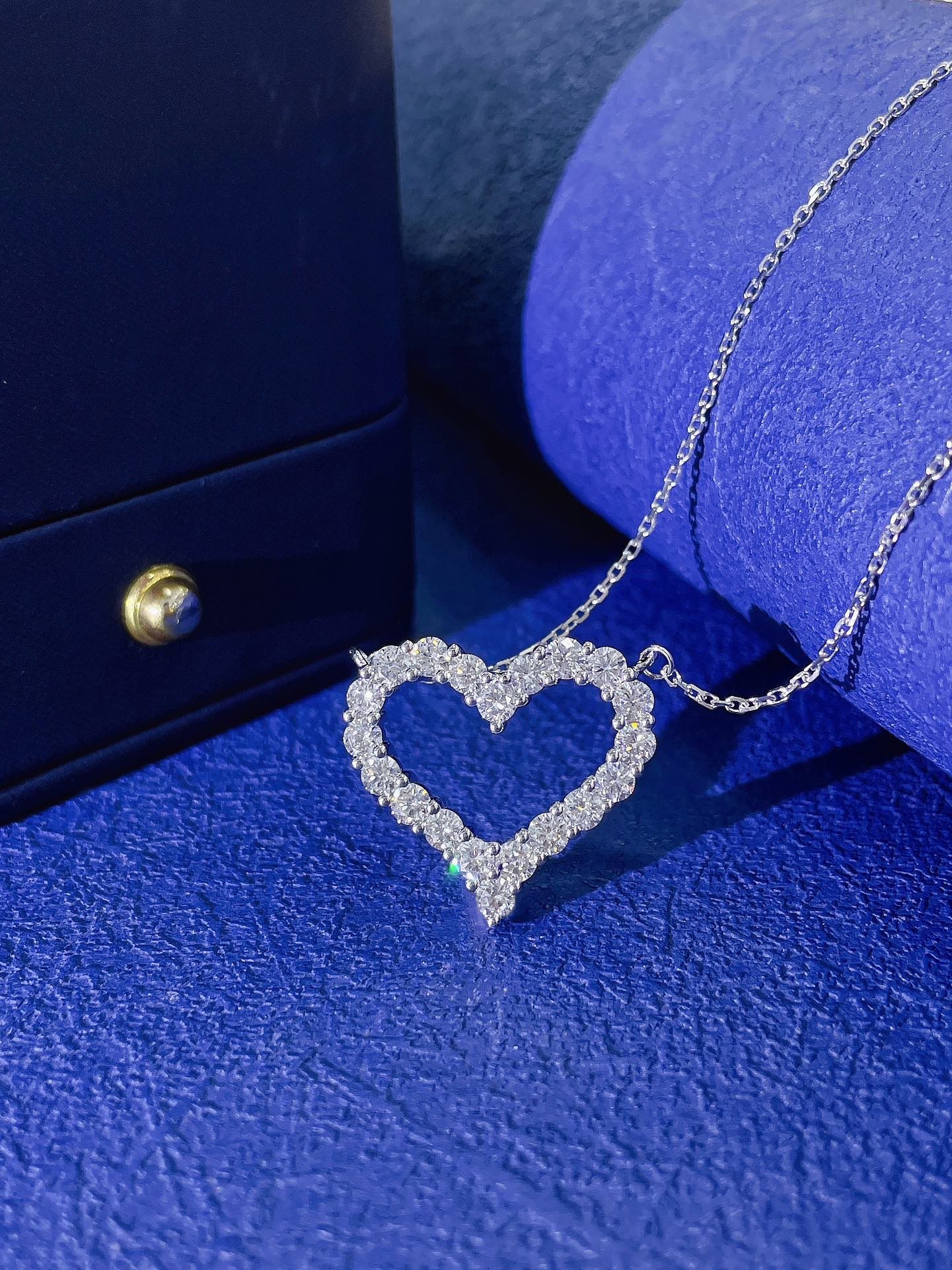 Collana con diamanti coltivati a forma di cuore da 18 carati: un tesoro di gioielli