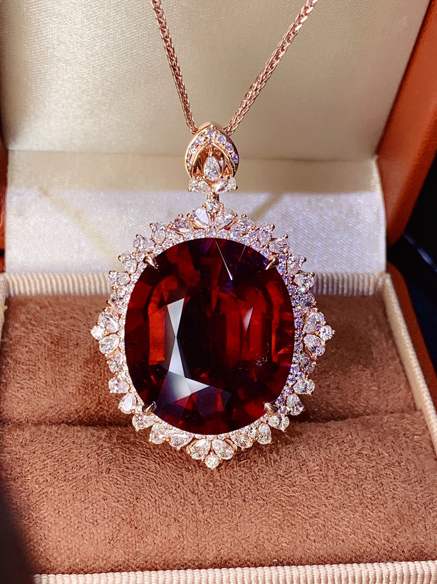 Exquisita joyería coleccionable: colgante de bixita de gran quilate de primera calidad