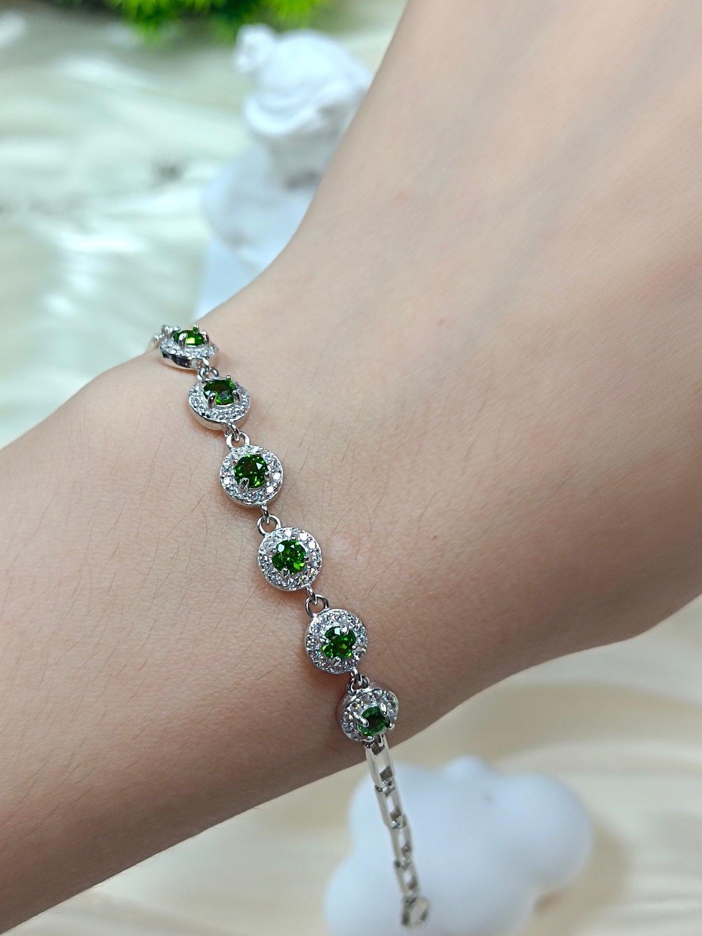 S925 sølvarmbånd med innebygd diopside – elegant og moderne design