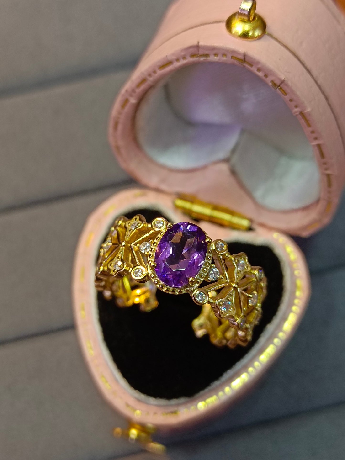 Anello in argento sterling S925 con ametista viola incorporata e tecnica in oro 18 carati - Design di gioiello unico
