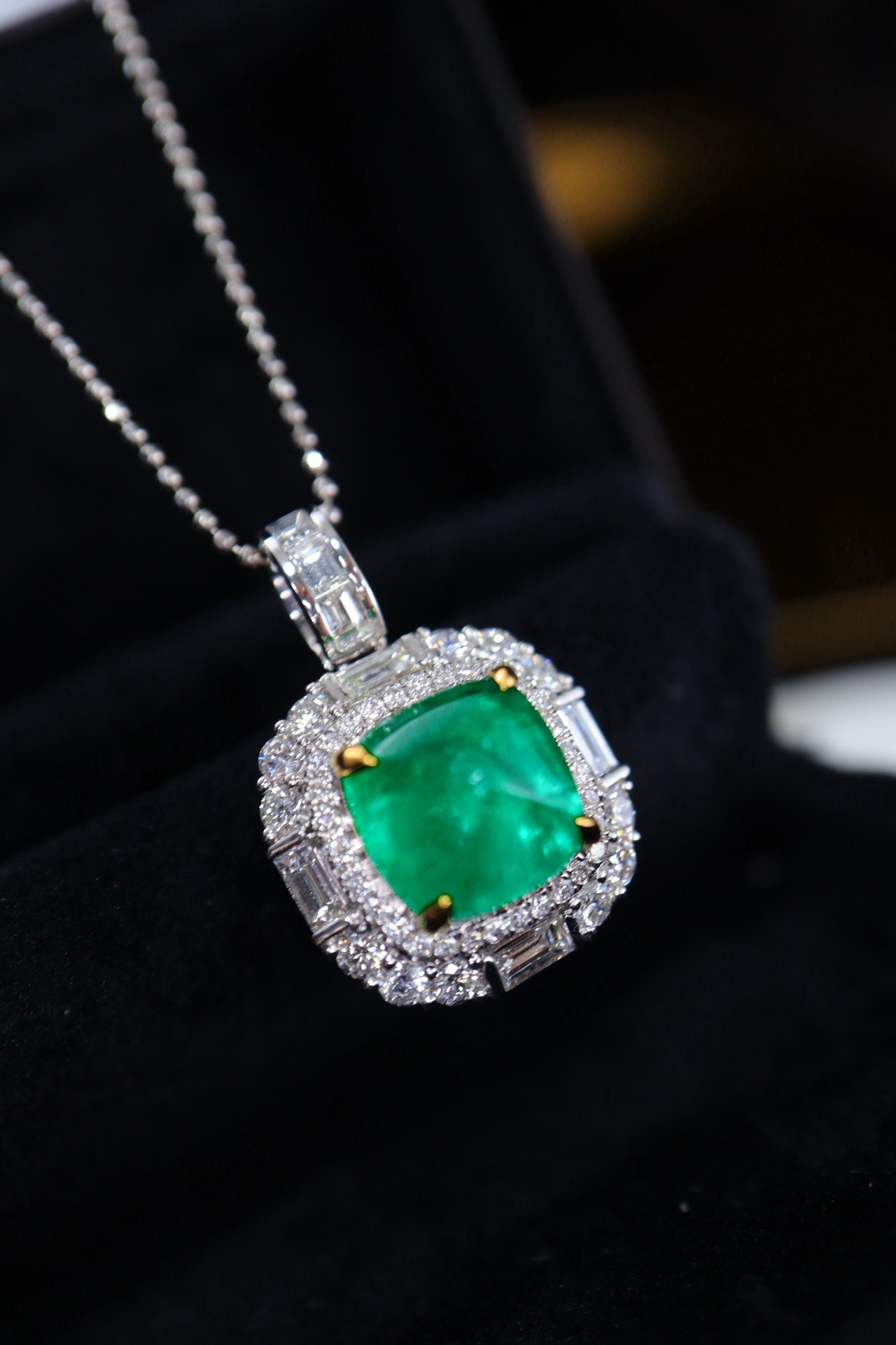 Colgante Esmeralda Pan de Azúcar: Una joya de lujo