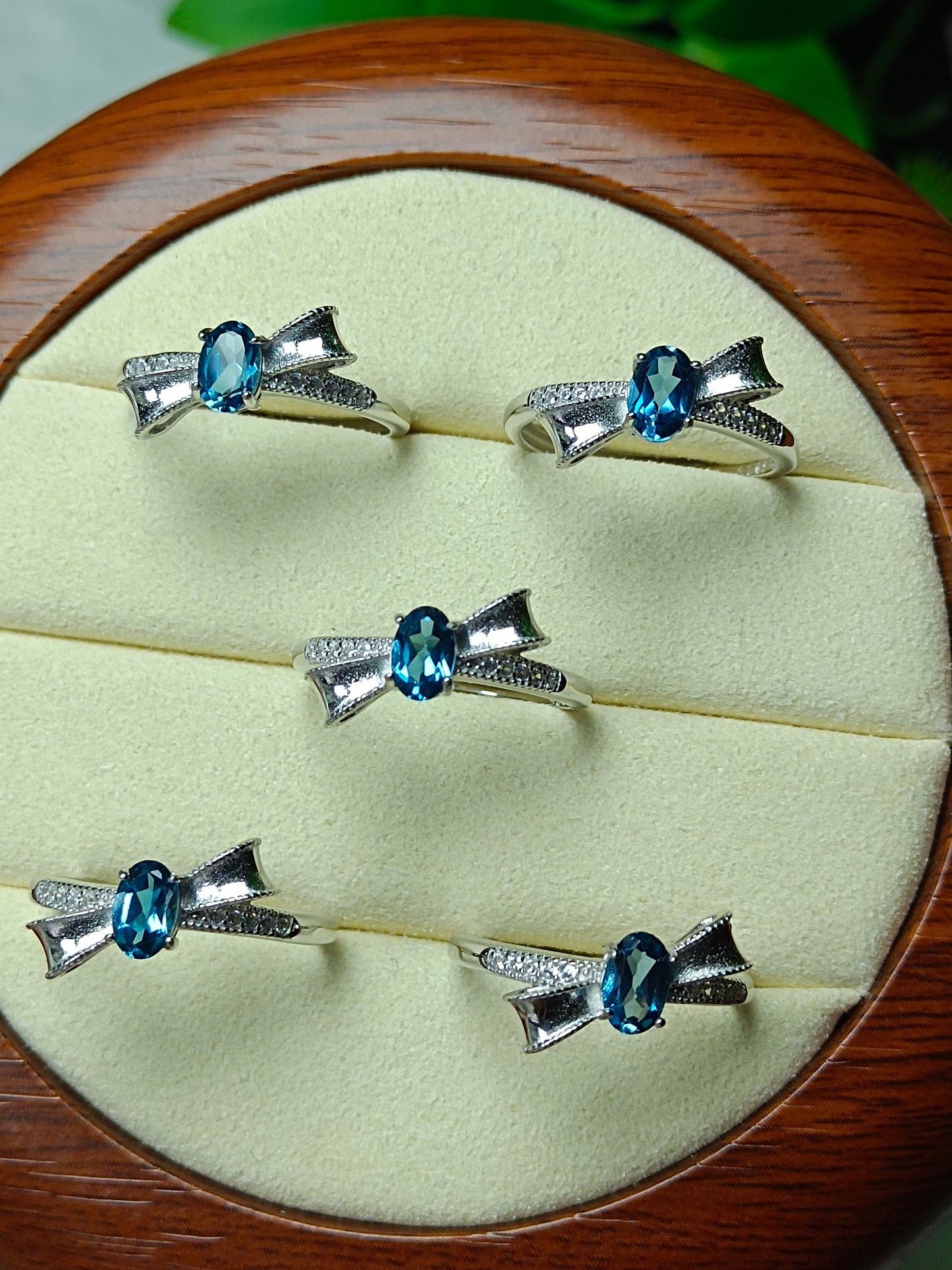 Anello con fiocco in topazio blu London: gioielli squisiti per ogni occasione