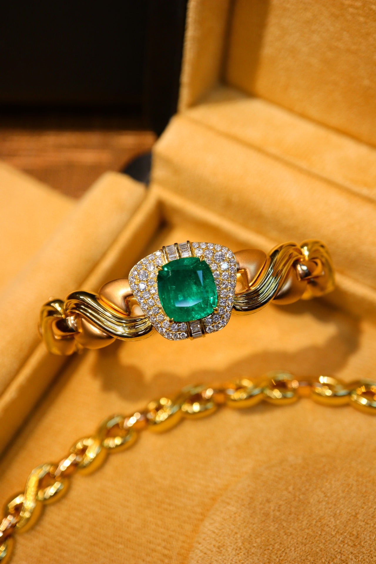 Smaragd-Schmuckset: Modernes Vintage-Design, Akzente aus 18-karätigem Gold und Diamanten