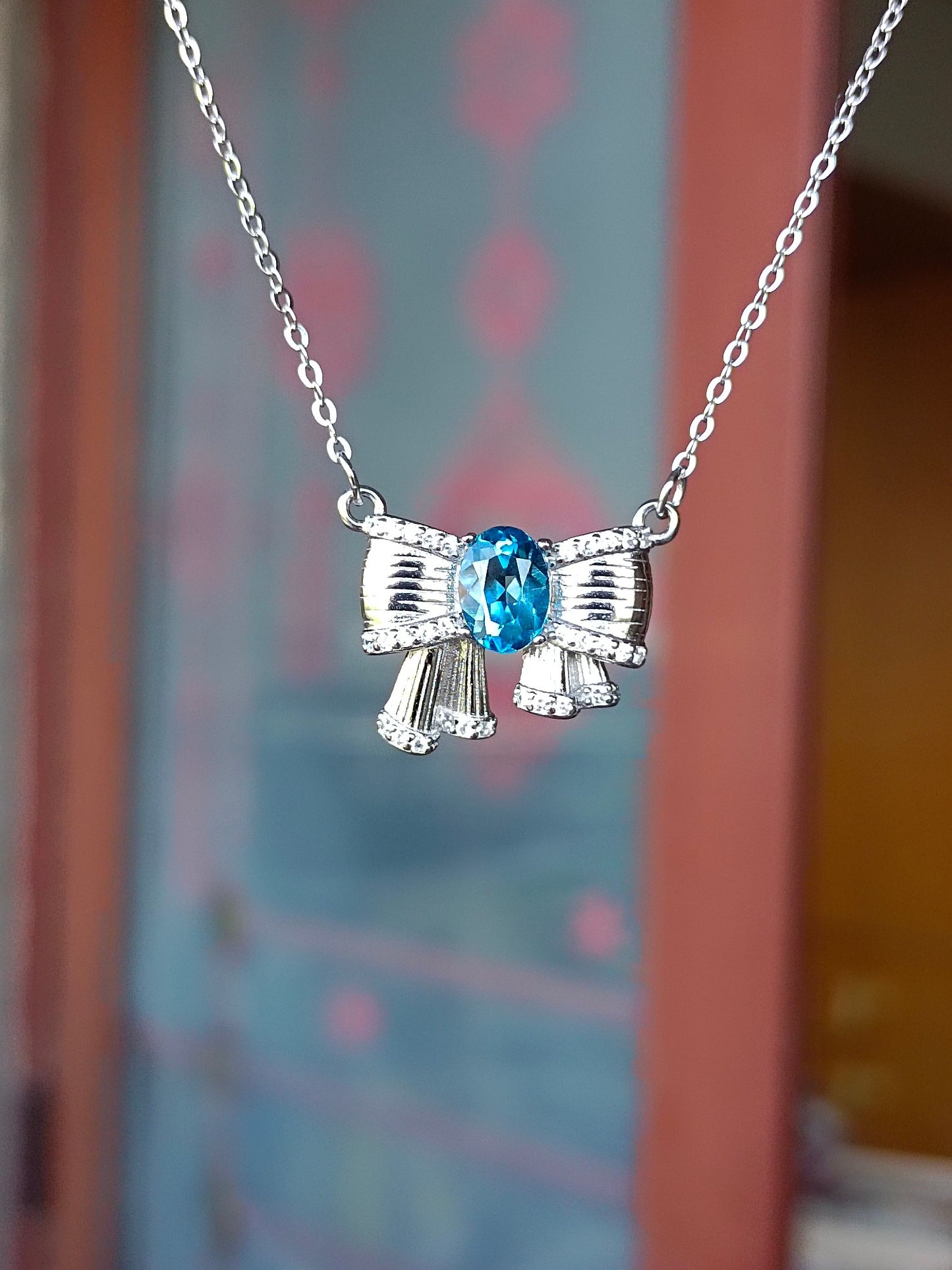 London Blue Topaz Bowknot Halskjede - Elegant smykkestykke