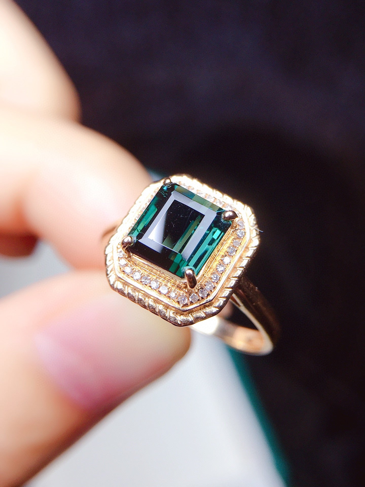 Anillo de Turmalina Natural - Exquisita Joyería de Oro y Diamantes de 18k