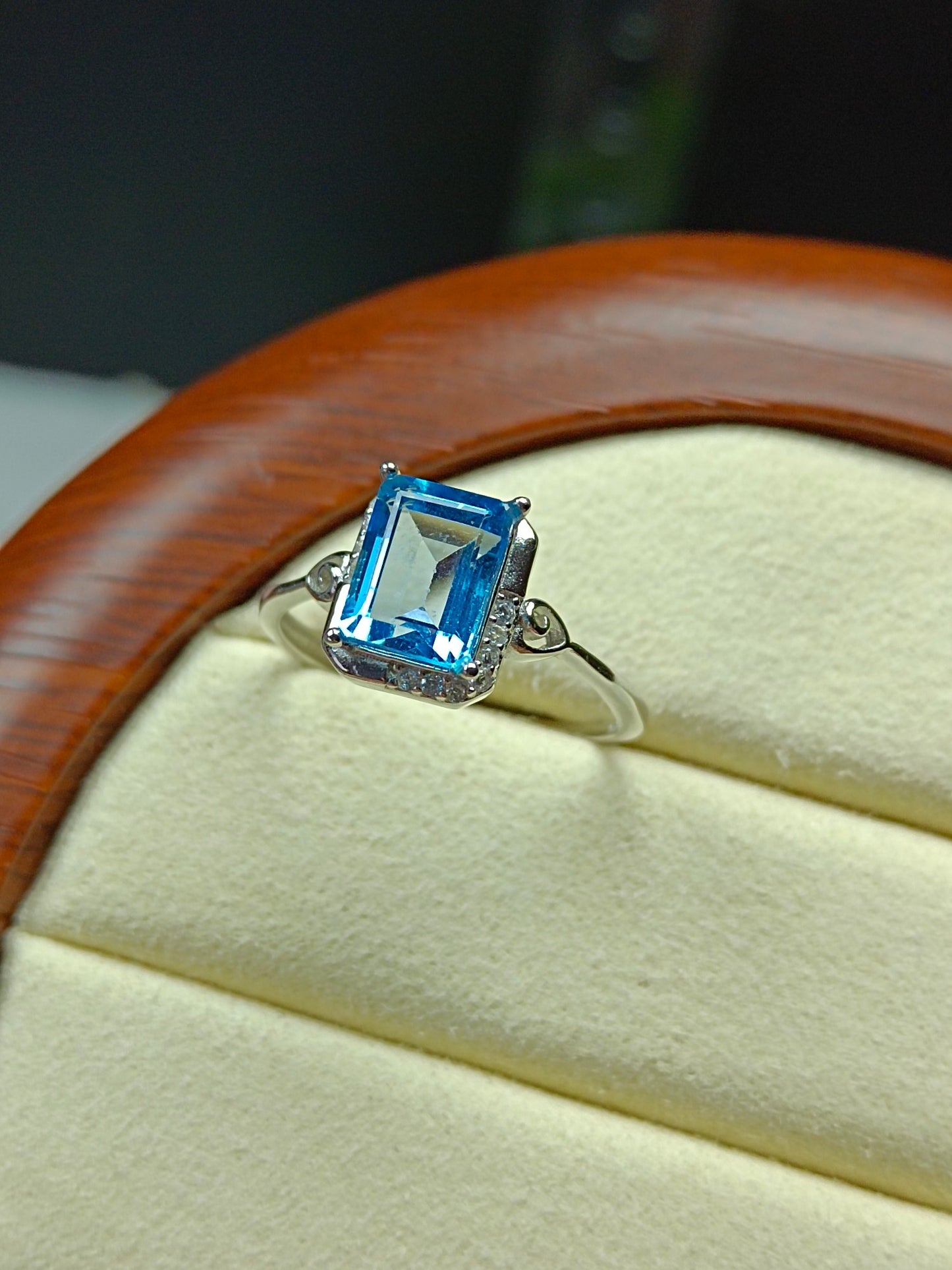 Exquisito anillo cuadrado de topacio azul suizo natural - Joyería fina
