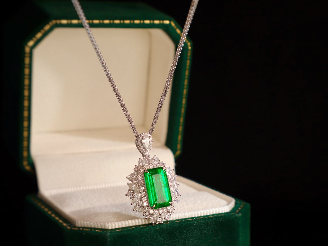 Barang Kemas Loket Zamrud - Zamrud 3.43ct Mewah dengan Hiasan Berlian