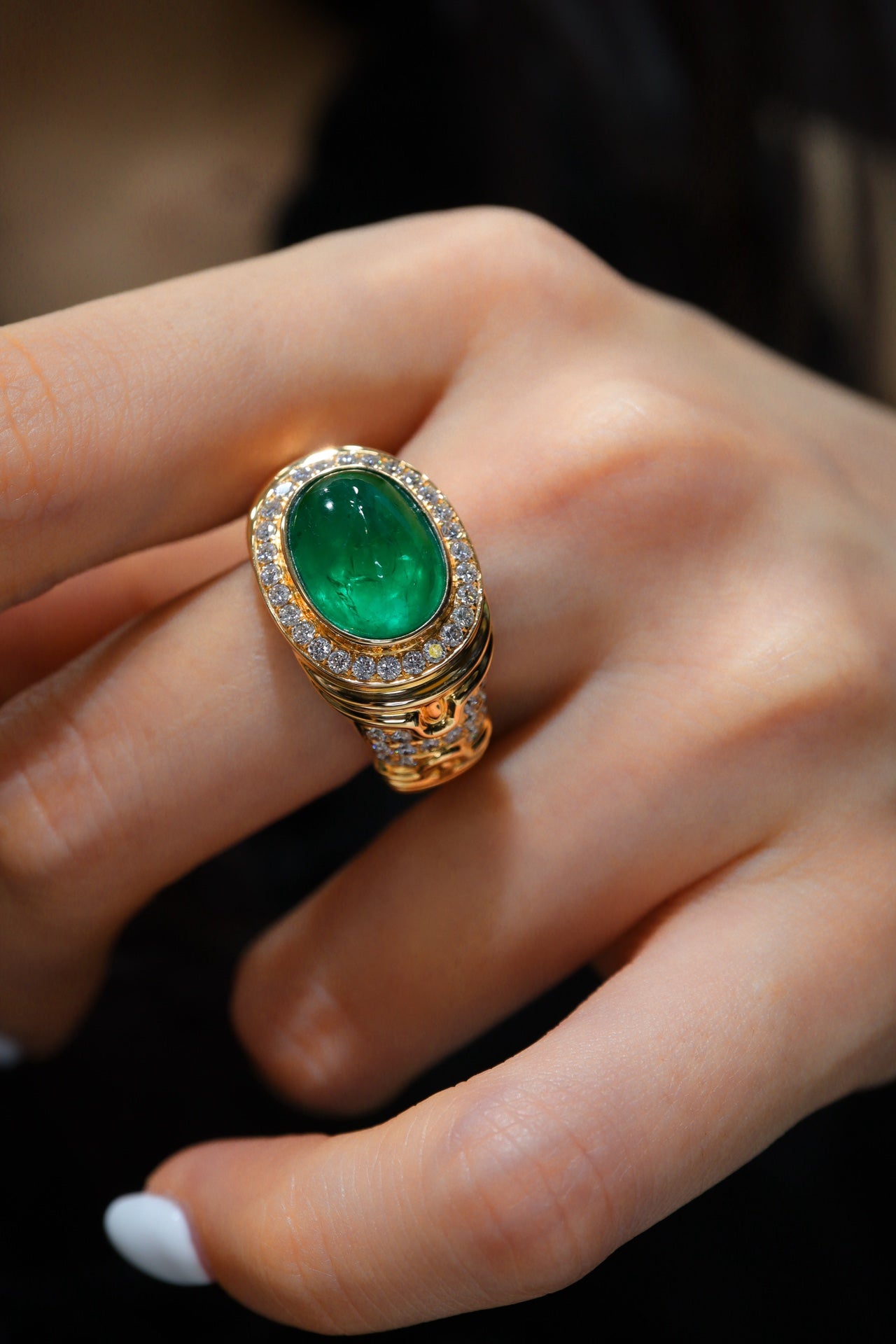 Emerald Jewelry Splendor: Stor Carat Emerald Ring med Diamond Accent