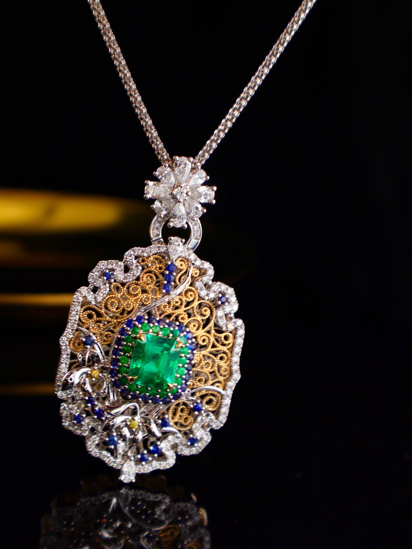 Emerald Pendant in Buccellati Style - A Jewelry Masterpiece