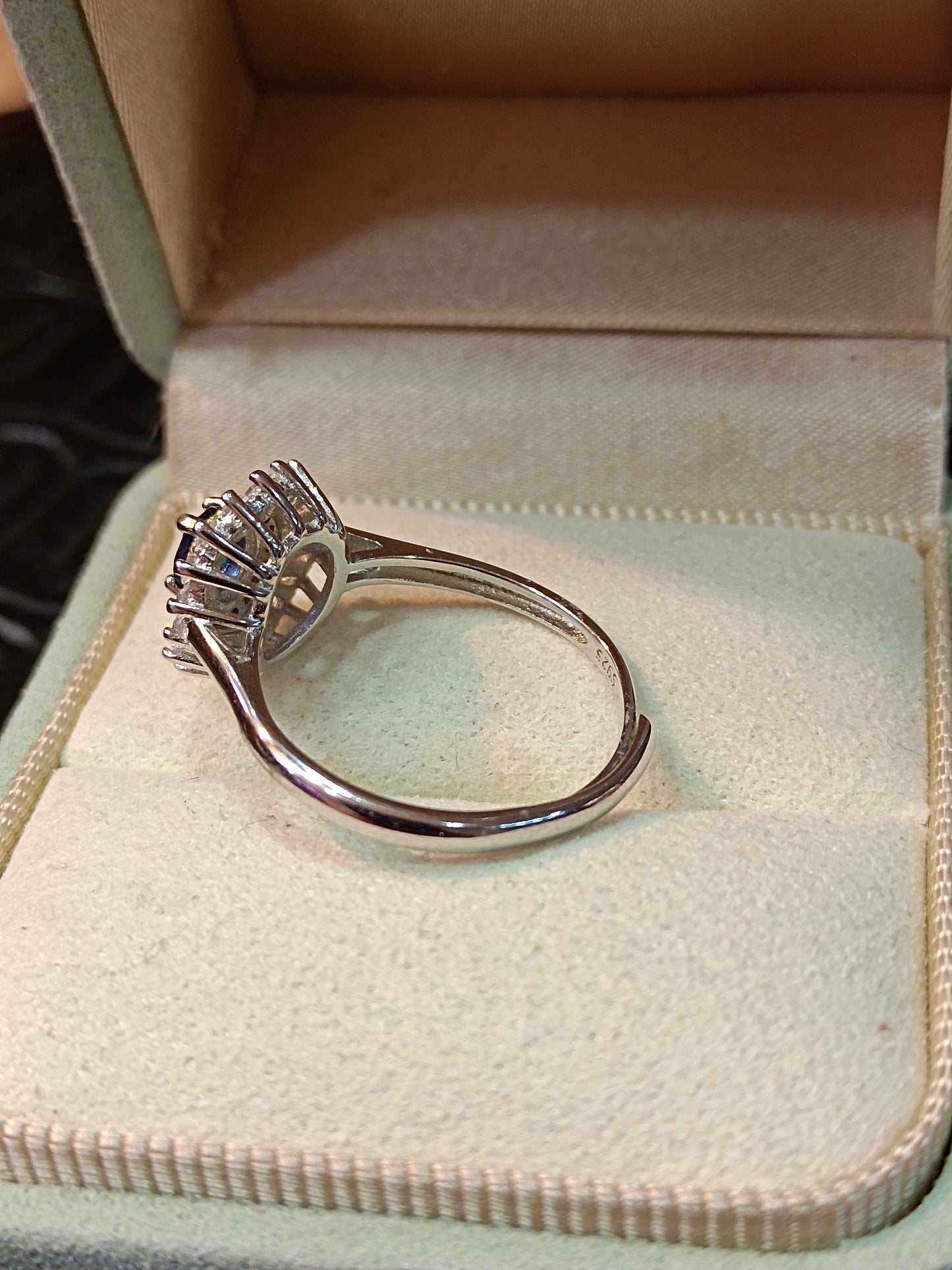 S925 Silver Embedded Safir Ring - Elegant smykkestykke
