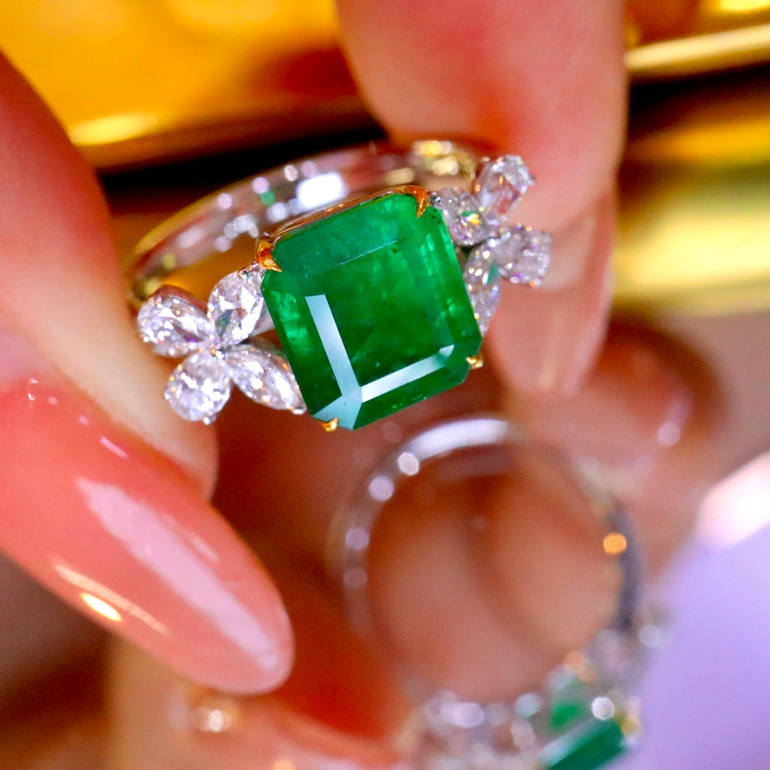 Elegant och diskret naturlig smaragdring i 18K guld med diamanter - fina smycken
