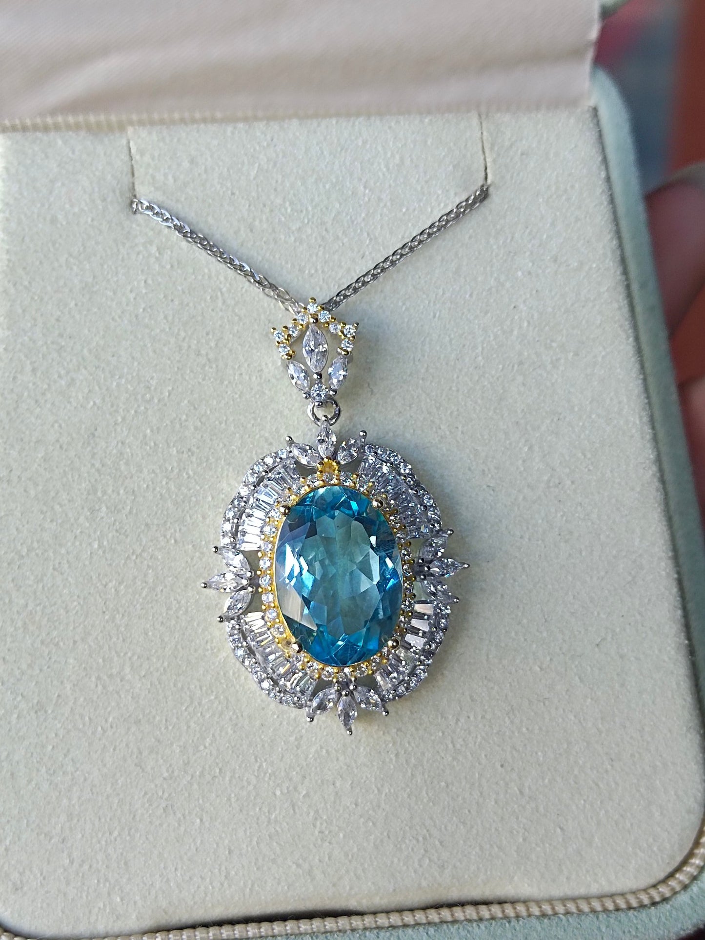 Exquisite Natural Topaz Jewelry Pendant - A Symbol of Love and Hope