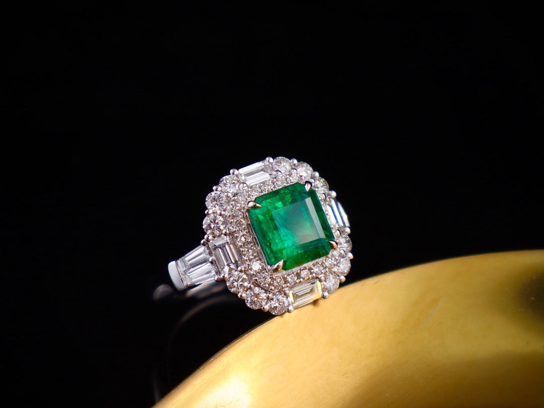 Anello con smeraldo: gioielli di qualità premium per ogni occasione