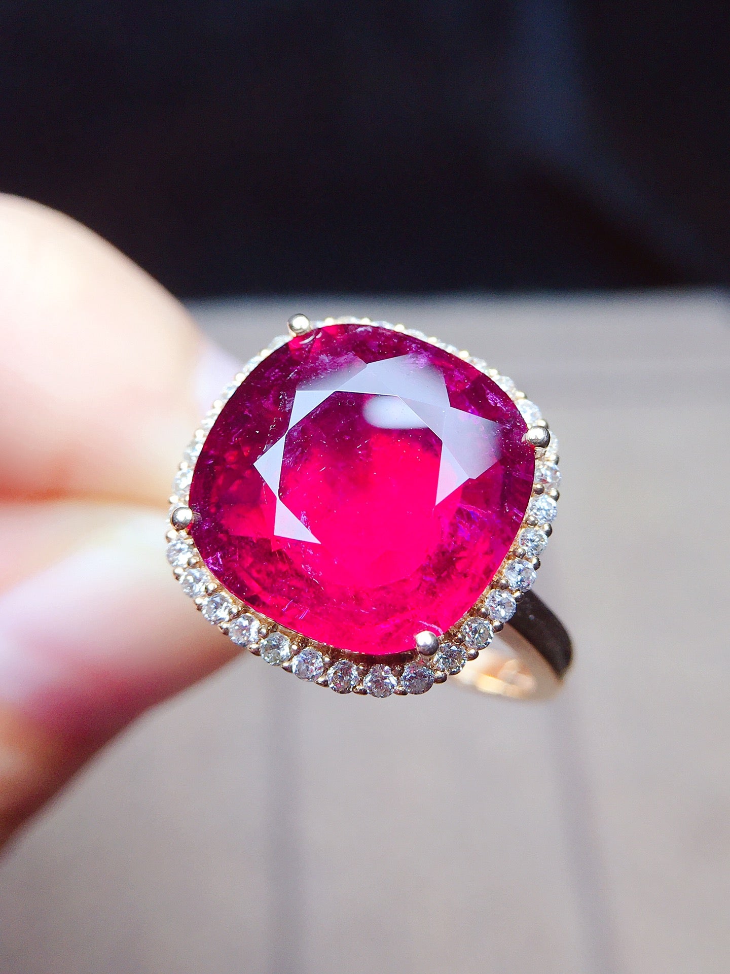 Natürlicher Turmalinring aus 18 Karat Gold mit Diamantakzenten – exquisiter Schmuck