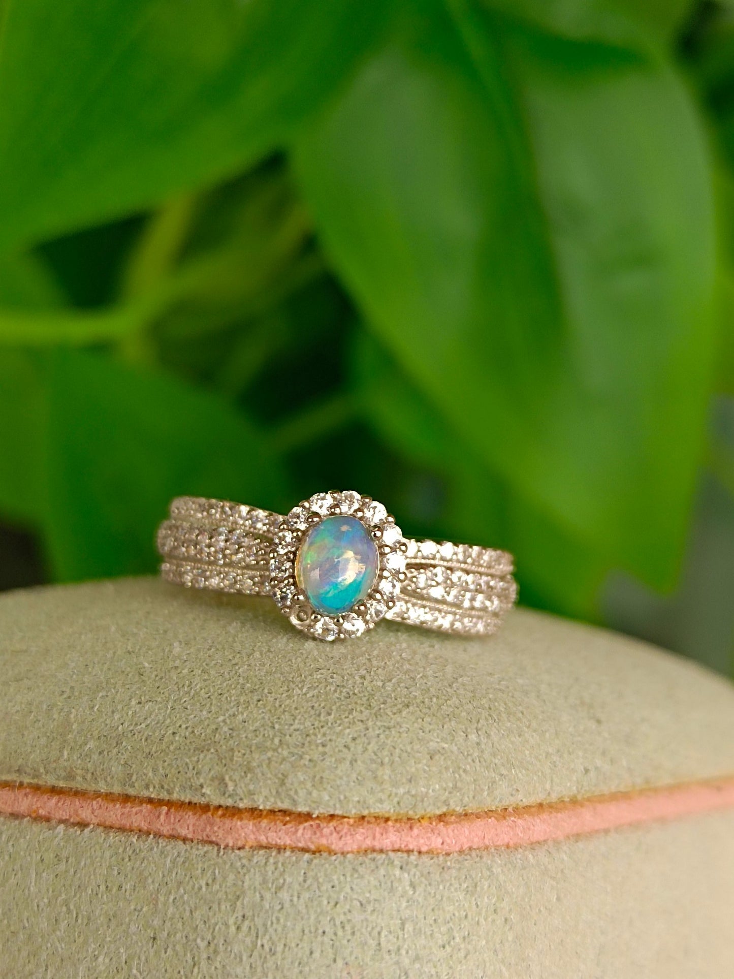 Bague en opale naturelle – Bijoux exquis avec un jeu de couleurs fascinant