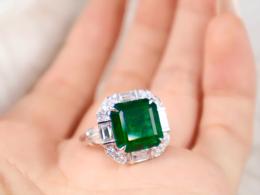 Emerald Ring - Luxurious Jewelry Piece with Exceptional Design