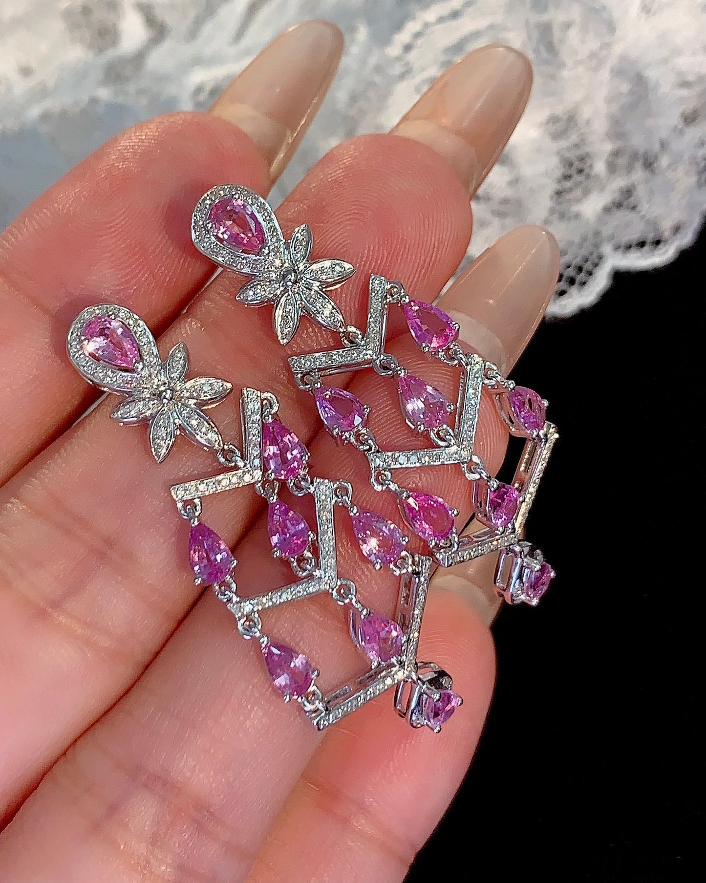 Exquisiter Eleganz-Schmuck: Natürliche rosa Saphir-Ohrringe mit 18 Karat Gold und Diamanten