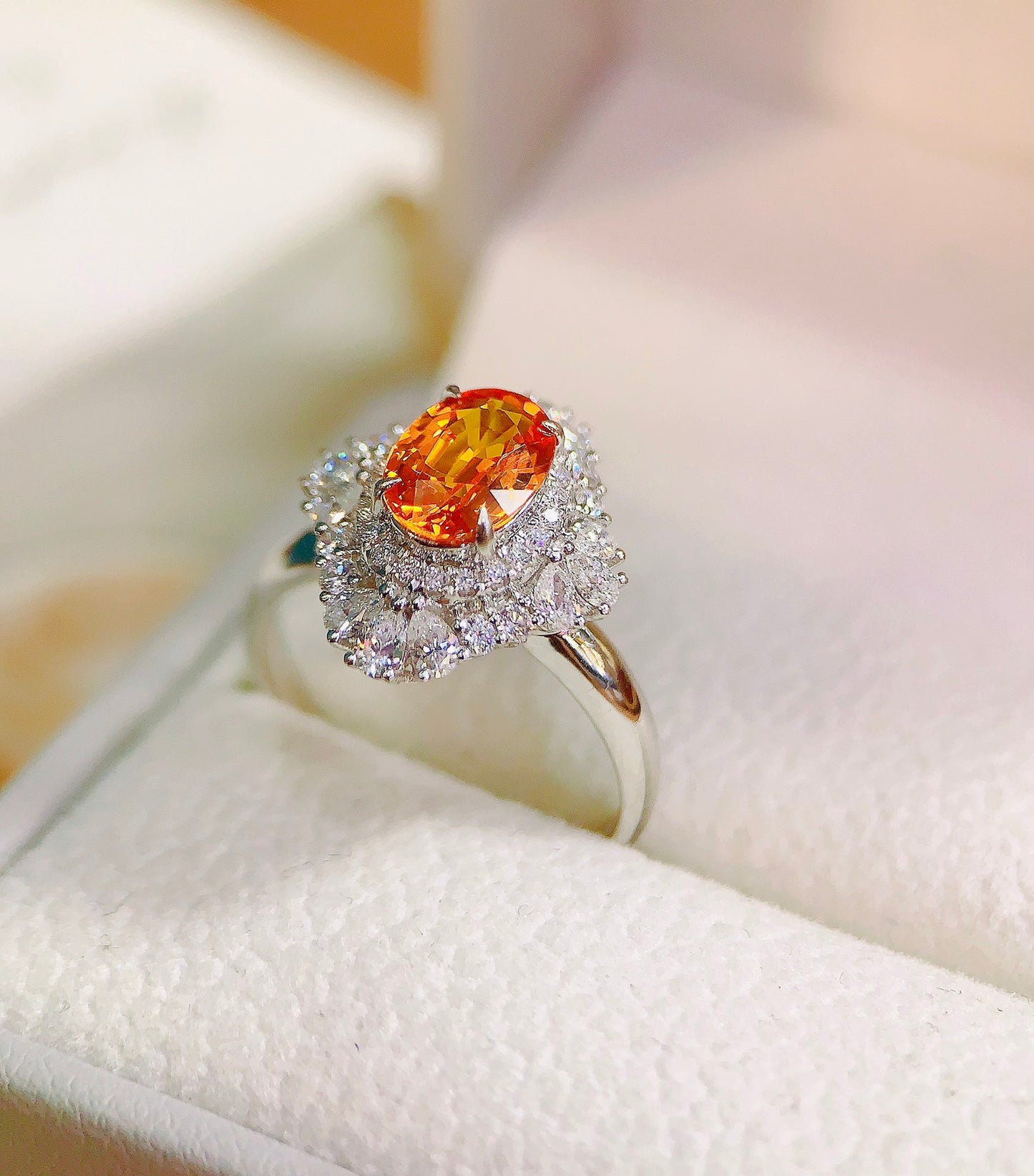 Cincin Safir Emas 18K - Kehadiran Surgawi yang Mulia dalam Koleksi Anda