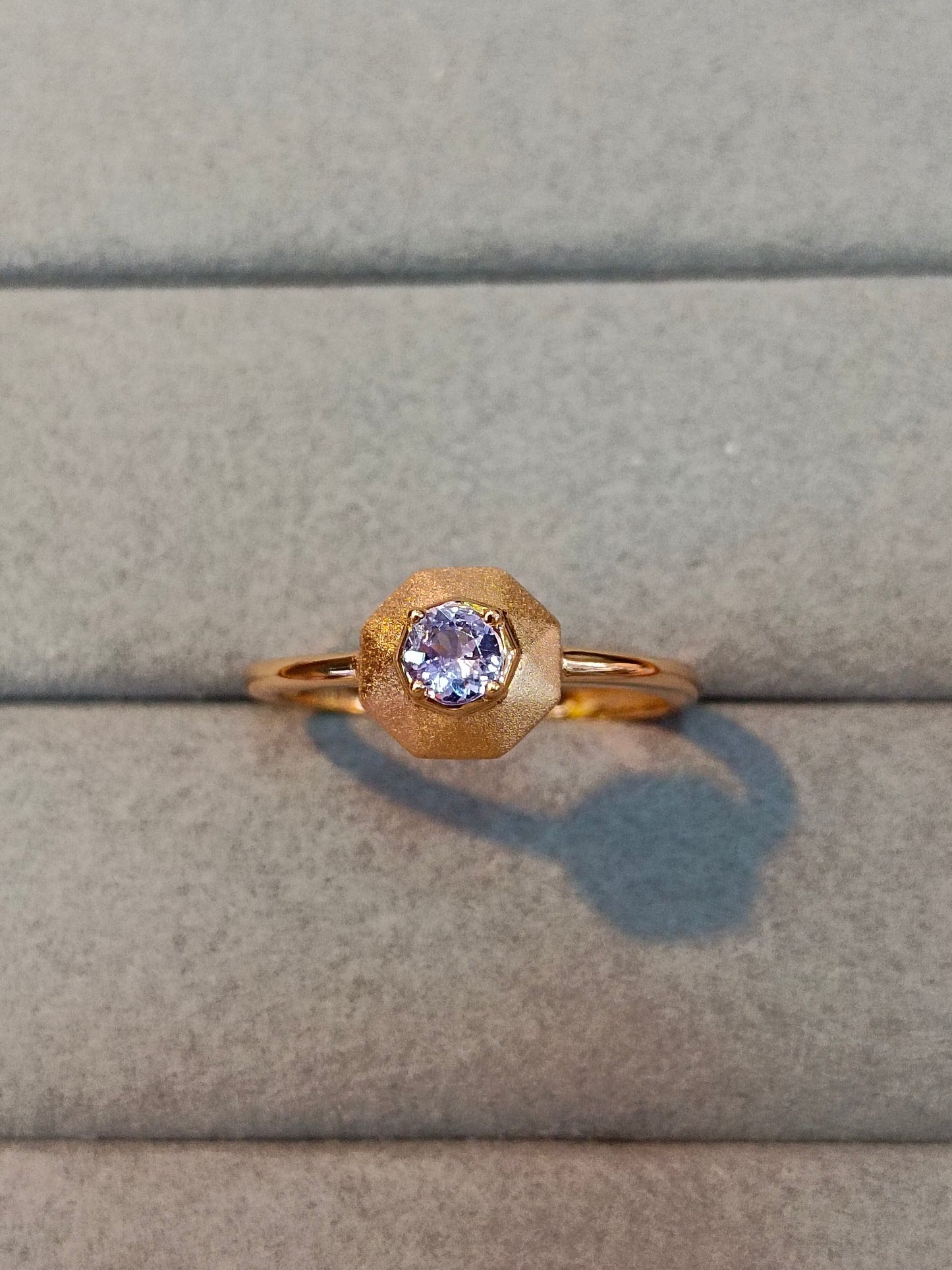 Anello con tanzanite in argento sterling S925 con lavorazione artigianale con incastonatura in oro 18 carati