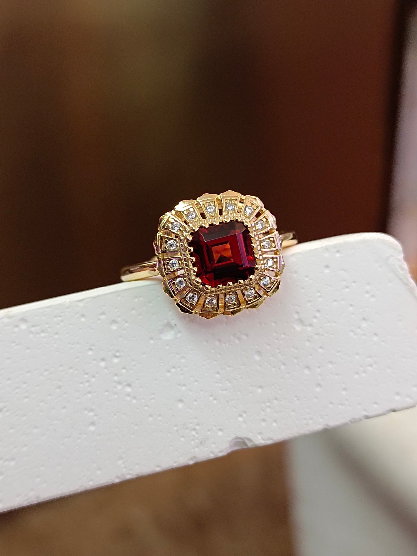 Elegant S925 sterlingsølv granatring - utsøkte smykker for vår og sommer