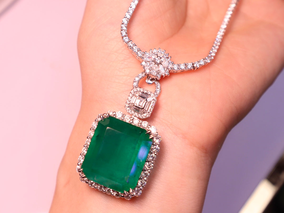 Emerald Pendant Collection: A Magnificent Piece of Jewelry