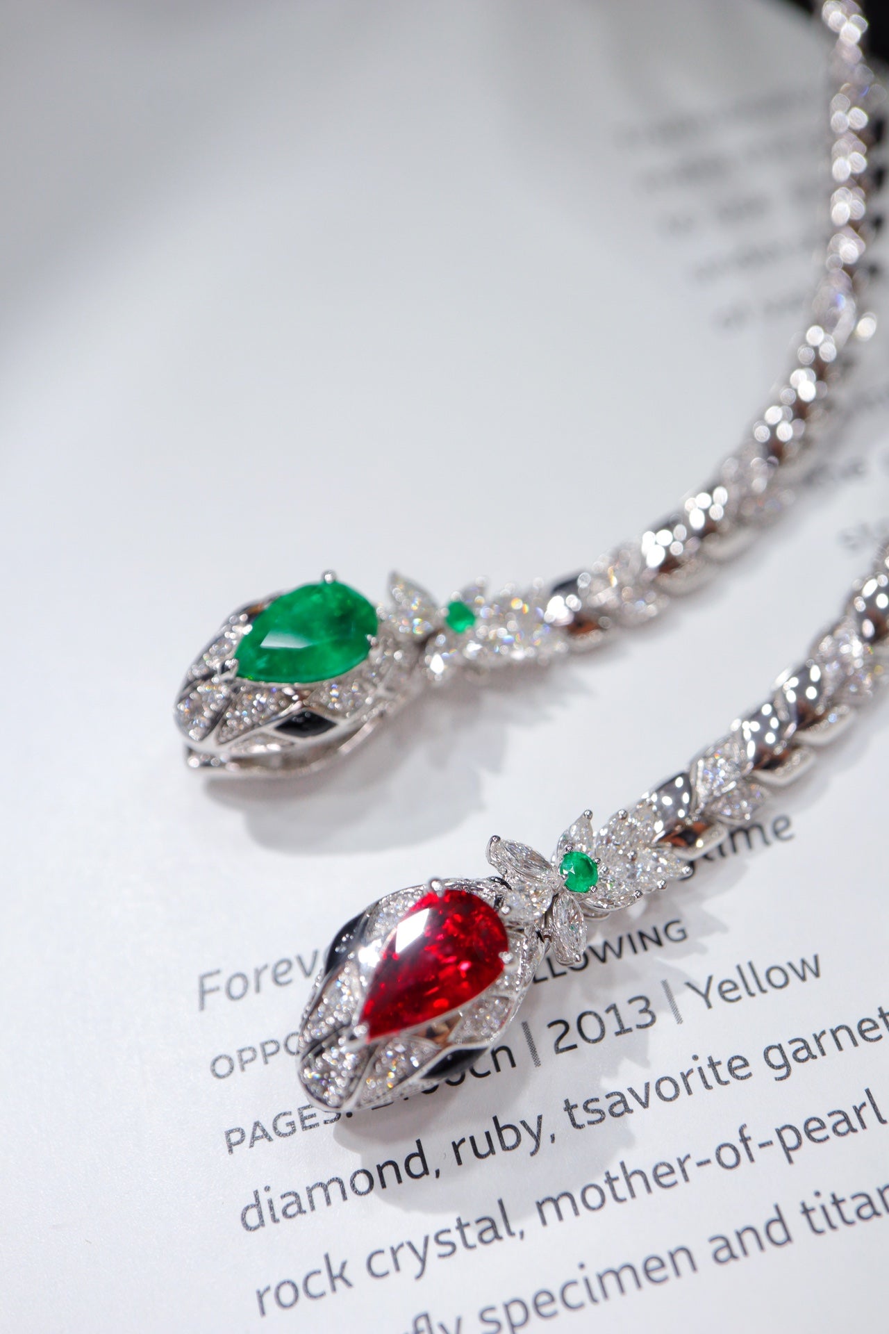 Collana con rubini dal design serpentino - Collezione di gioielli premium