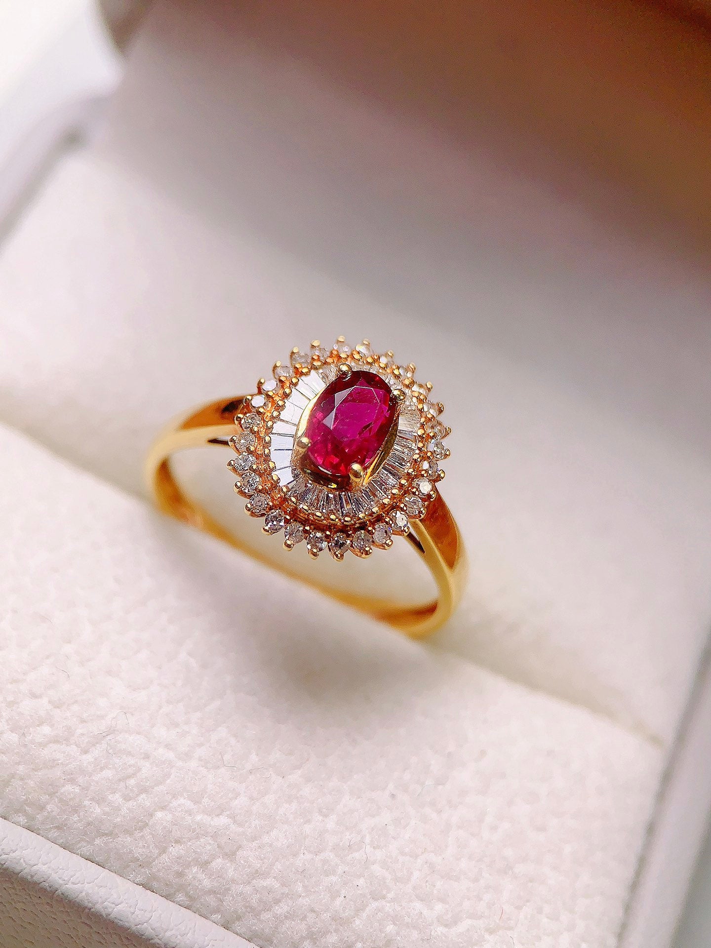 Berlian Emas 18K dan Cincin Ruby - Perhiasan Klasik Bergaya Dai Fei