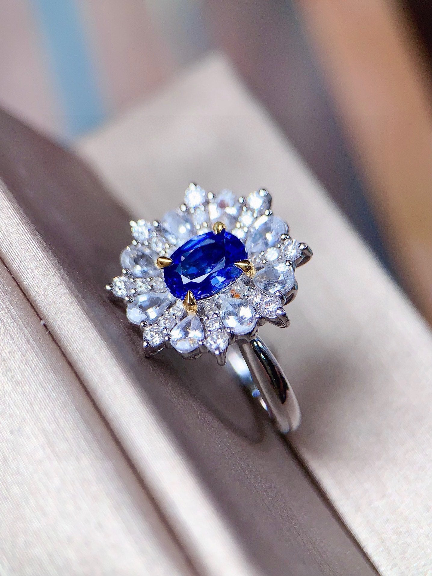 Cincin Nilam Mewah dalam Emas 18K dengan Aksen Berlian - Barang Kemas Cantik