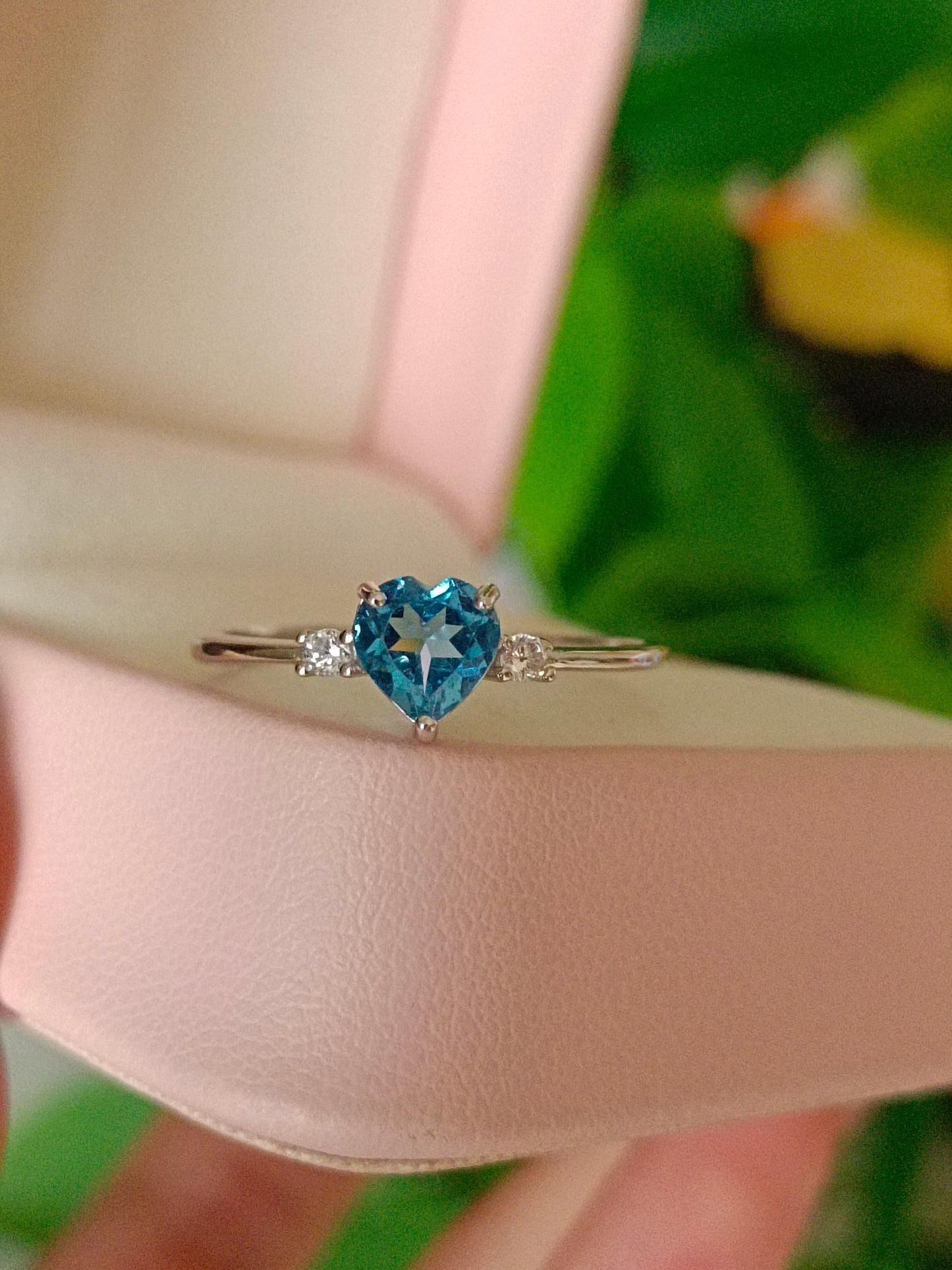 Anello cuore con topazio naturale - Gioielli unici per espressioni d'amore