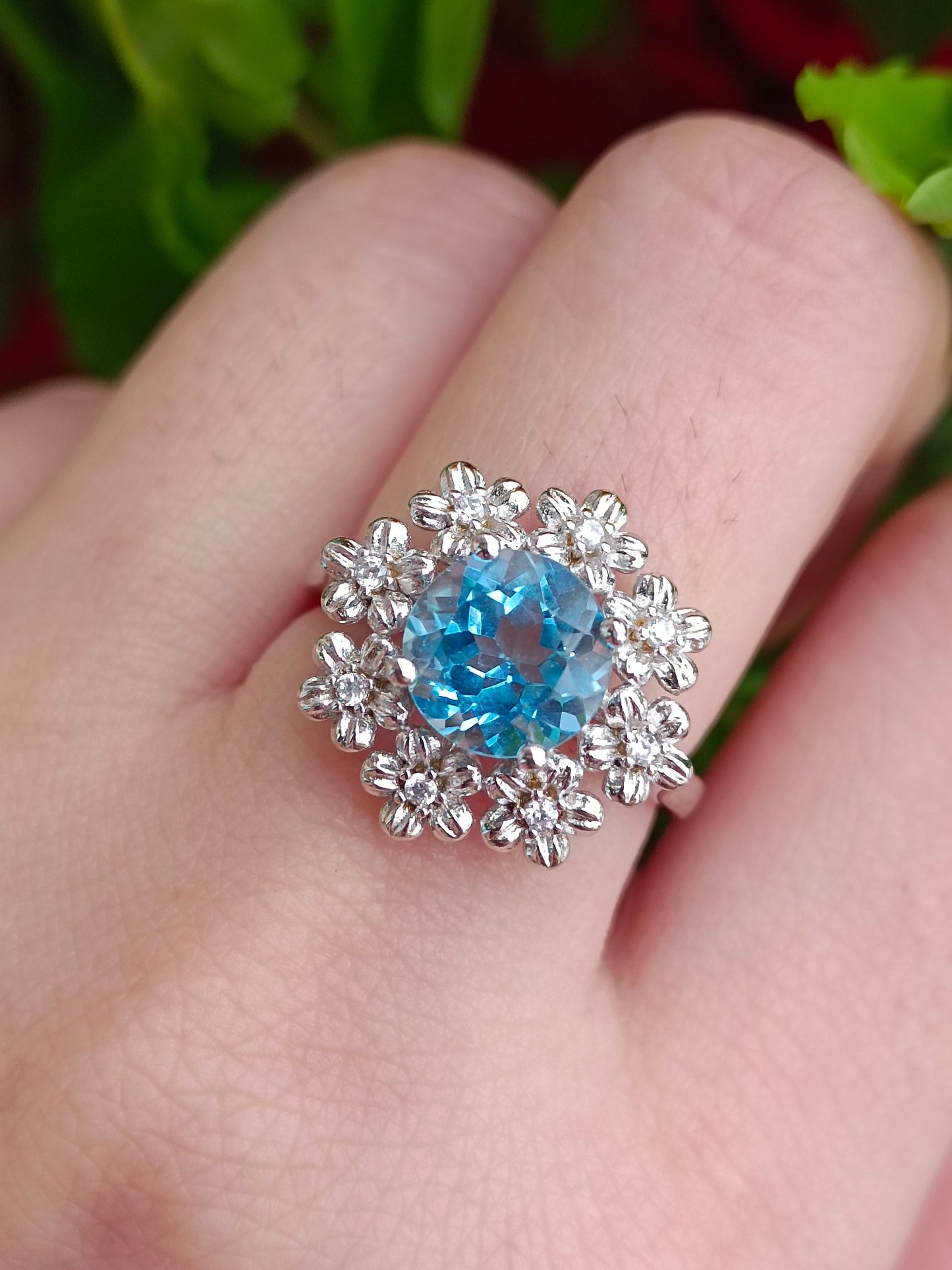 Squisito anello con fiori ricchi di topazi naturali: un gioiello unico