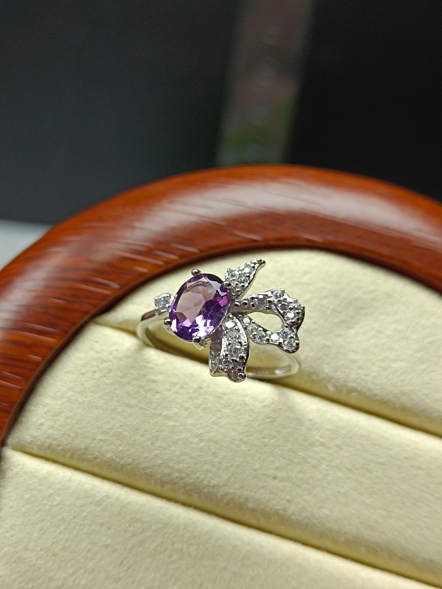 Anello con ametista naturale: gioielli squisiti per dita eleganti