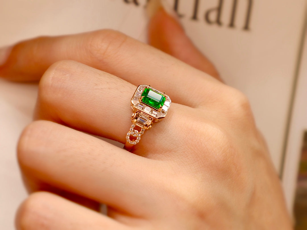 Retro Chic Emerald Cuban Link Ring - Must-Have Jewelry