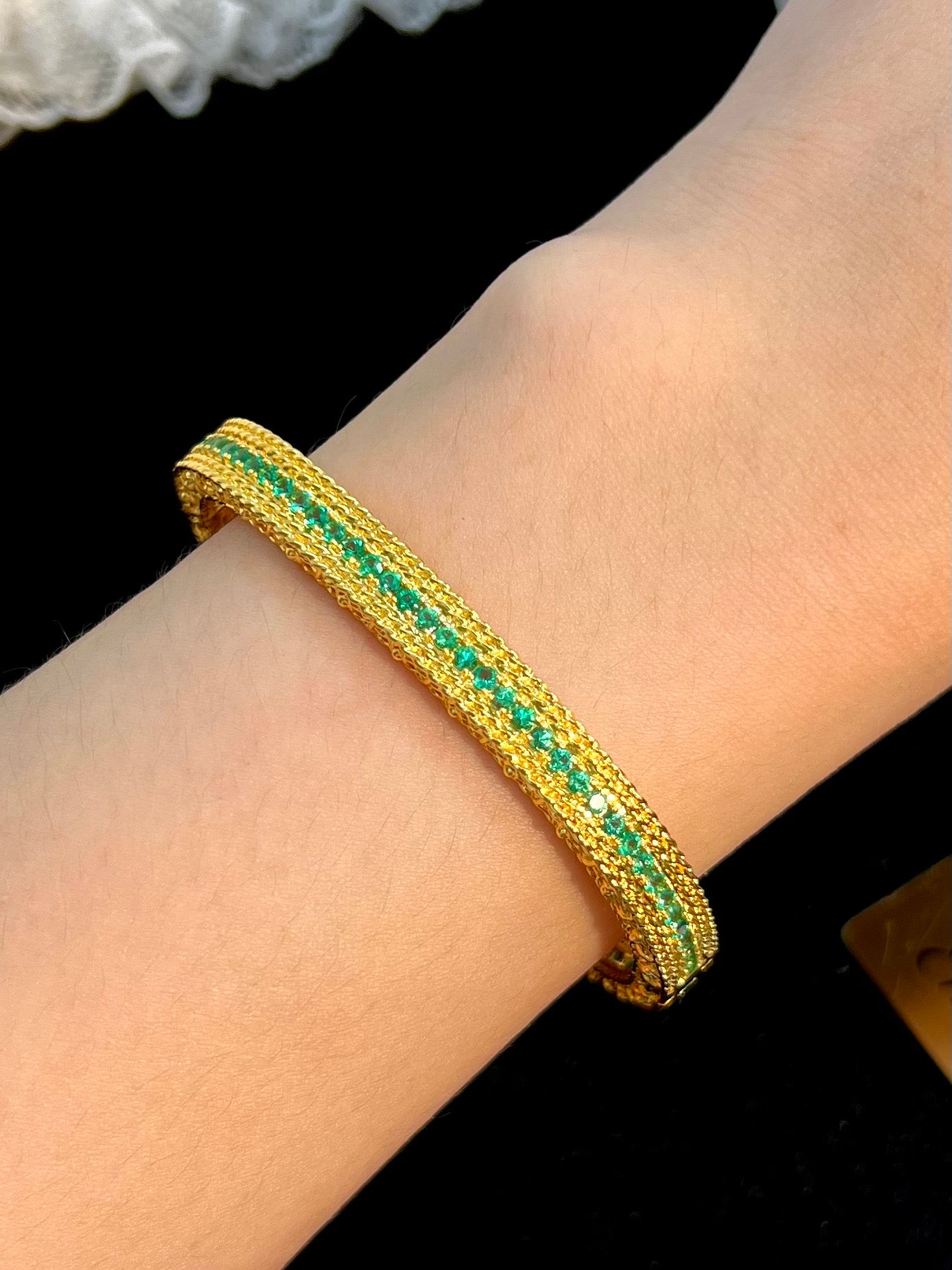 Vintageinspirerat smaragdarmband i 18K guld - ett tidlöst smycke
