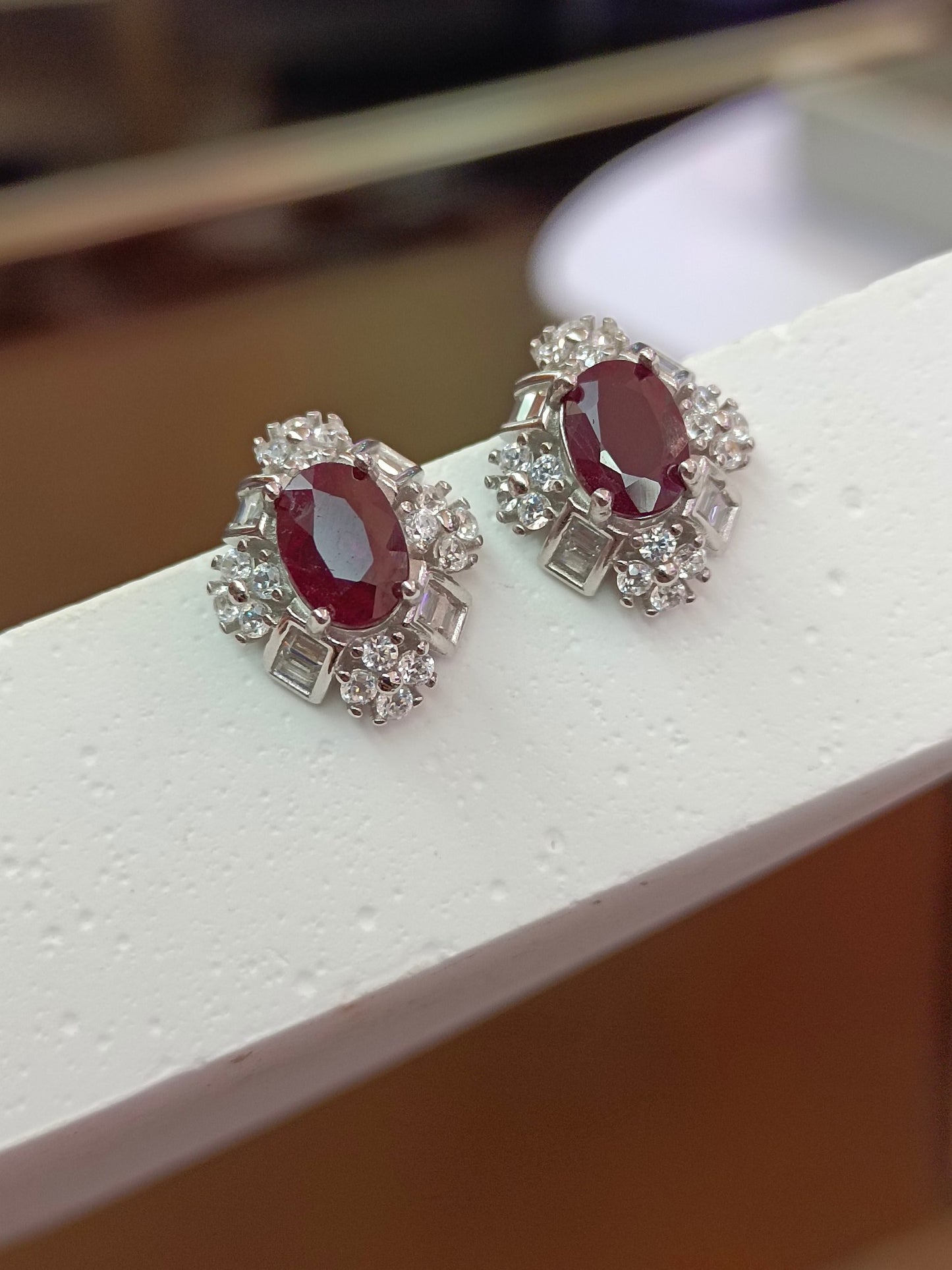 Elegantes brincos de rubi embutidos em prata S925 – joias para todas as ocasiões