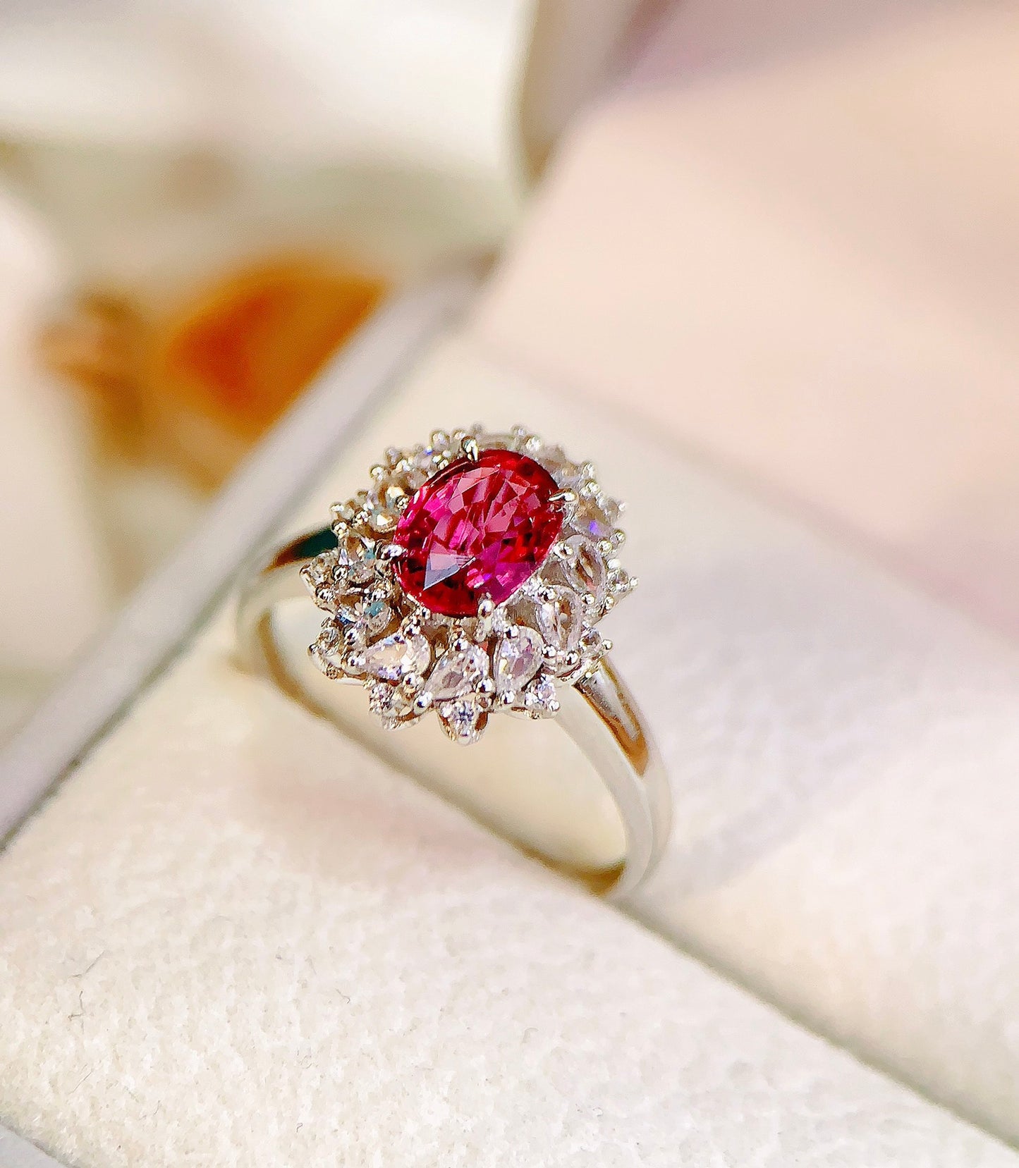 Cincin Turmalin Emas 18K dan Dua Warna - Perhiasan Elegan